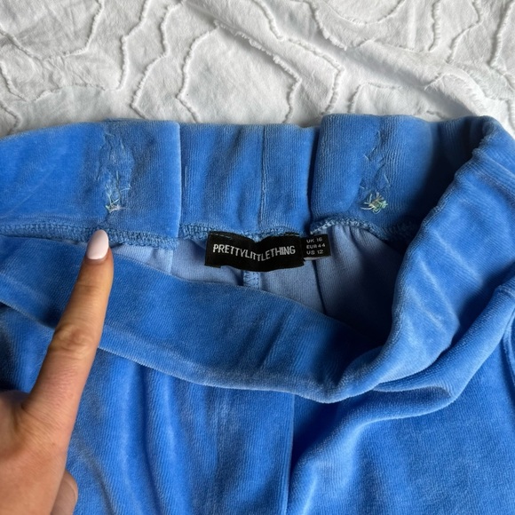 PrettyLittleThing Blue Velour Pants With Slit and Seam Detail - Picture 8 of 11